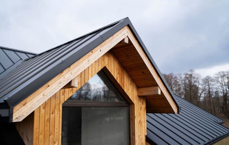 Atap rumah memiliki fungsi yang sangat penting untuk melindungi penghuni rumah dari berbagai gangguan, misalnya cuaca panas dan hujan. Oleh karena itu